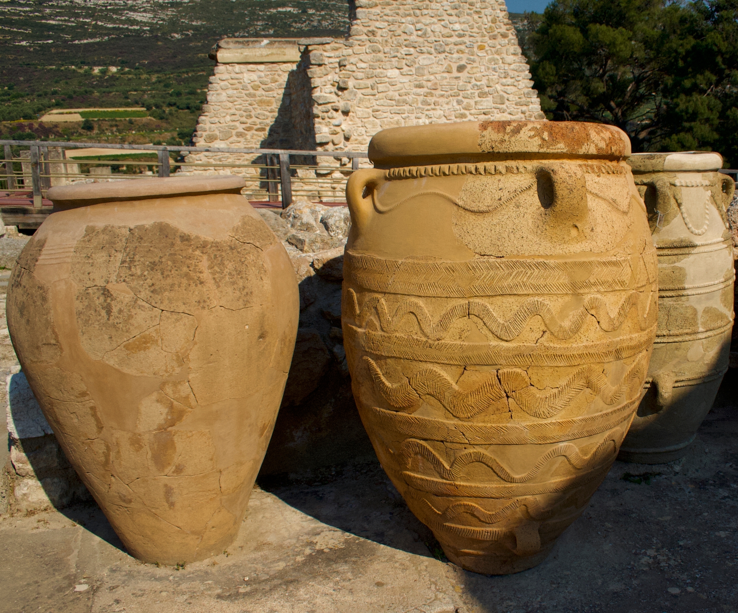 Antiguo tarro de arcilla de aceite de oliva de mil años, descubierto en Creta.