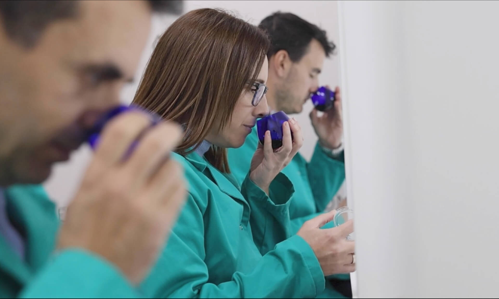 mujer siendo catadora profesional mujer en el olivar